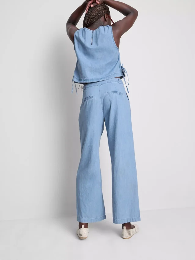 Jeans i bomullsdenim med plissert, vid ben
