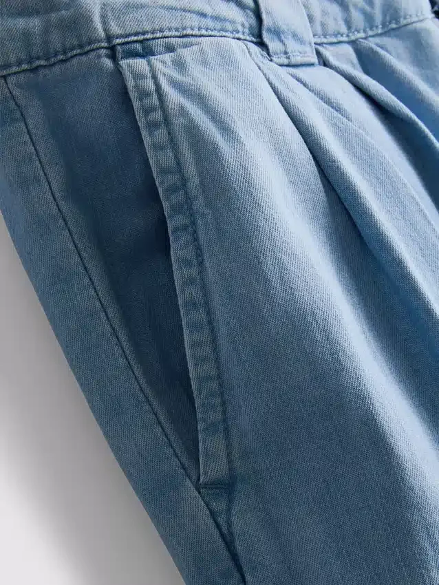Jeans i bomullsdenim med plissert, vid ben
