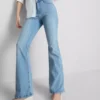 Jeans i bomullsdenim med vid ben og middels høy midje
