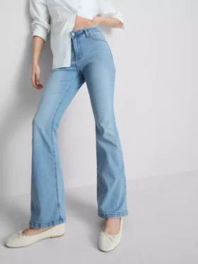 Jeans i bomullsdenim med vid ben og middels høy midje