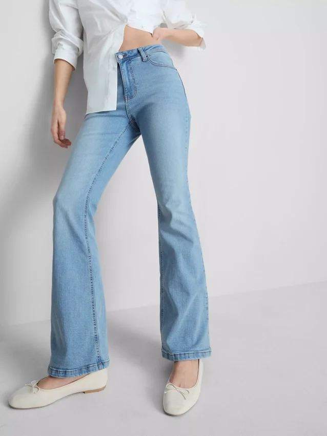 Jeans i bomullsdenim med vid ben og middels høy midje