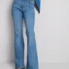 Jeans i bomullsdenim med vid ben og middels høy midje