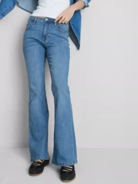 Jeans i bomullsdenim med vid ben og middels høy midje