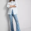 Jeans i bomullsdenim med vid ben og middels høy midje