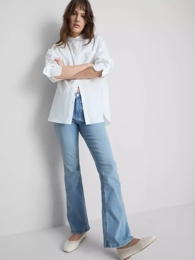 Jeans i bomullsdenim med vid ben og middels høy midje