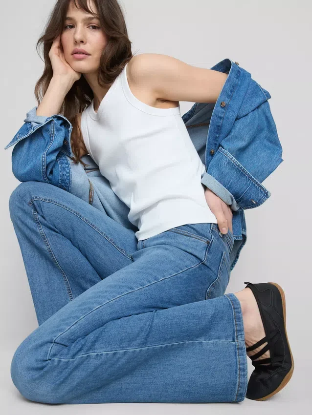 Jeans i bomullsdenim med vid ben og middels høy midje