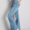 Jeans i bomullsdenim med vid ben og middels høy midje