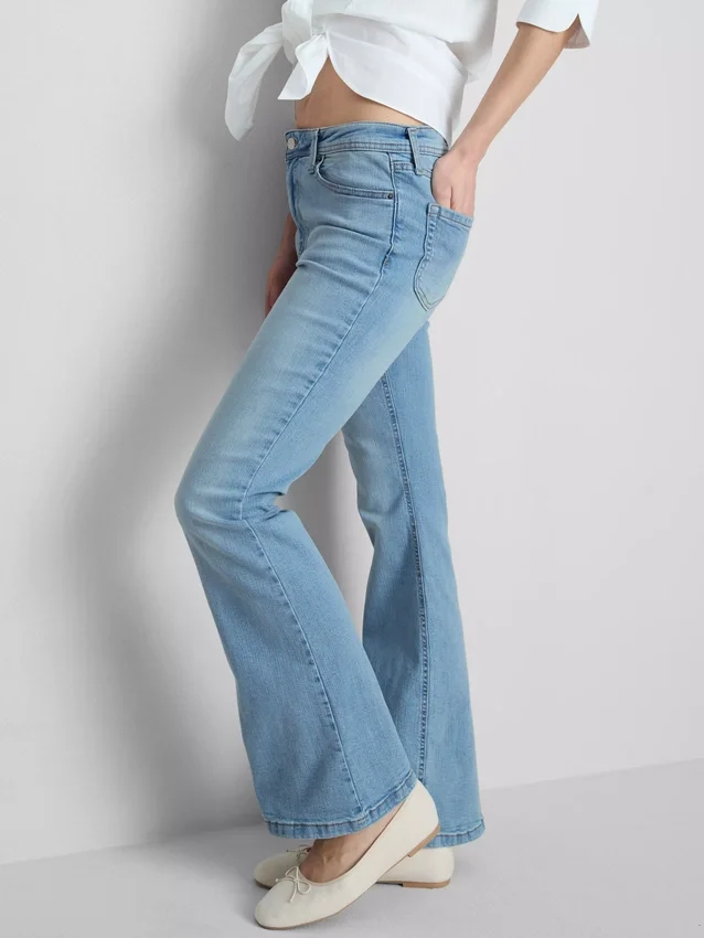 Jeans i bomullsdenim med vid ben og middels høy midje