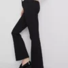 Jeans i bomullsdenim med vid ben og middels høy midje