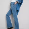 Jeans i bomullsdenim med vid ben og middels høy midje