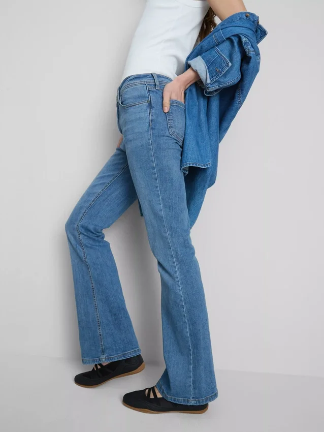 Jeans i bomullsdenim med vid ben og middels høy midje