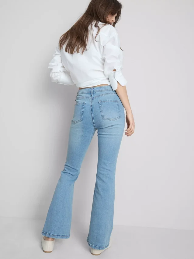 Jeans i bomullsdenim med vid ben og middels høy midje