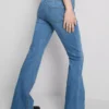 Jeans i bomullsdenim med vid ben og middels høy midje