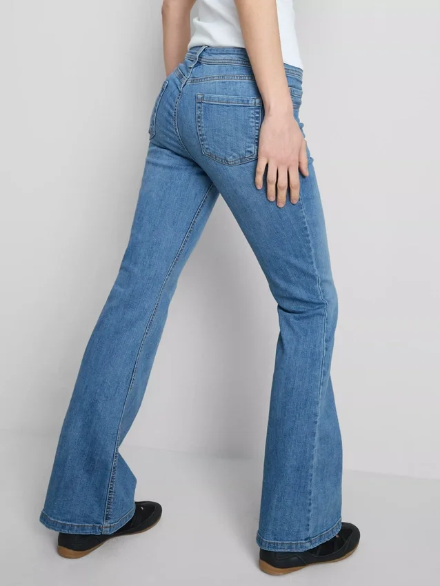 Jeans i bomullsdenim med vid ben og middels høy midje