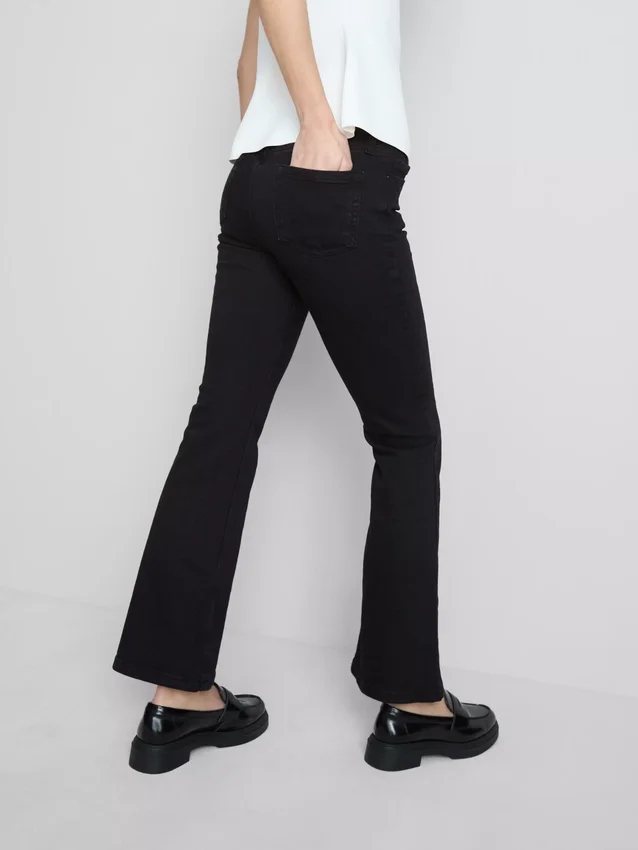 Jeans i bomullsdenim med vid ben og middels høy midje