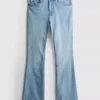 Jeans i bomullsdenim med vid ben og middels høy midje