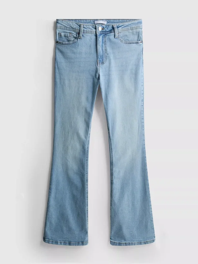 Jeans i bomullsdenim med vid ben og middels høy midje