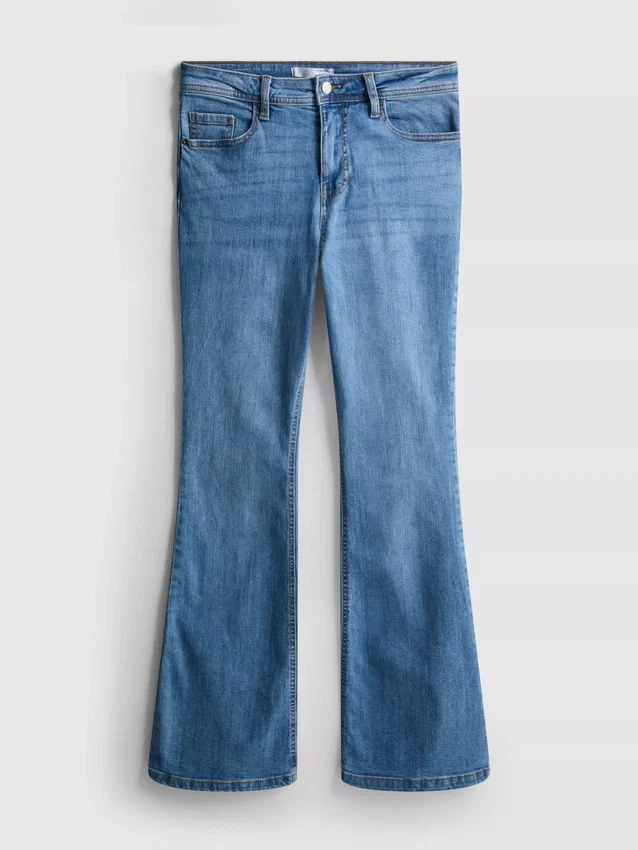 Jeans i bomullsdenim med vid ben og middels høy midje