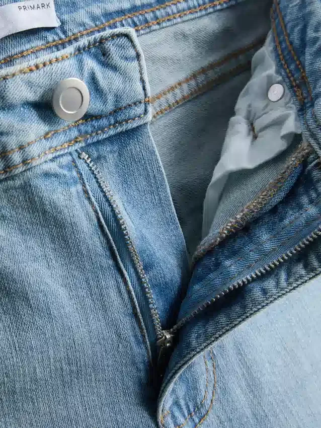 Jeans i bomullsdenim med vid ben og middels høy midje