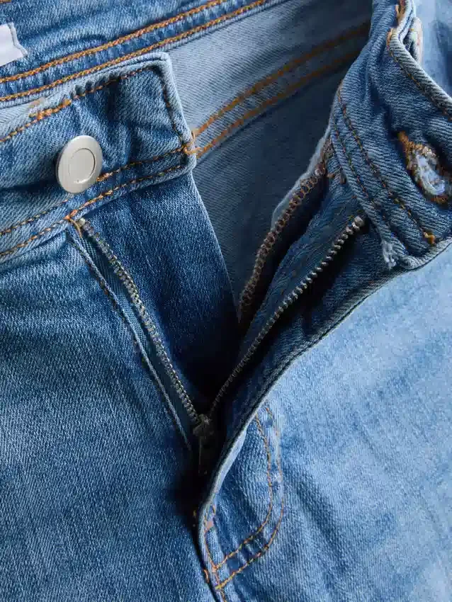 Jeans i bomullsdenim med vid ben og middels høy midje