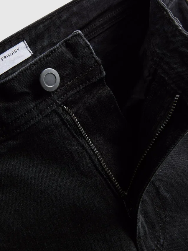 Jeans i bomullsdenim med vid ben og middels høy midje