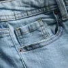 Jeans i bomullsdenim med vid ben og middels høy midje