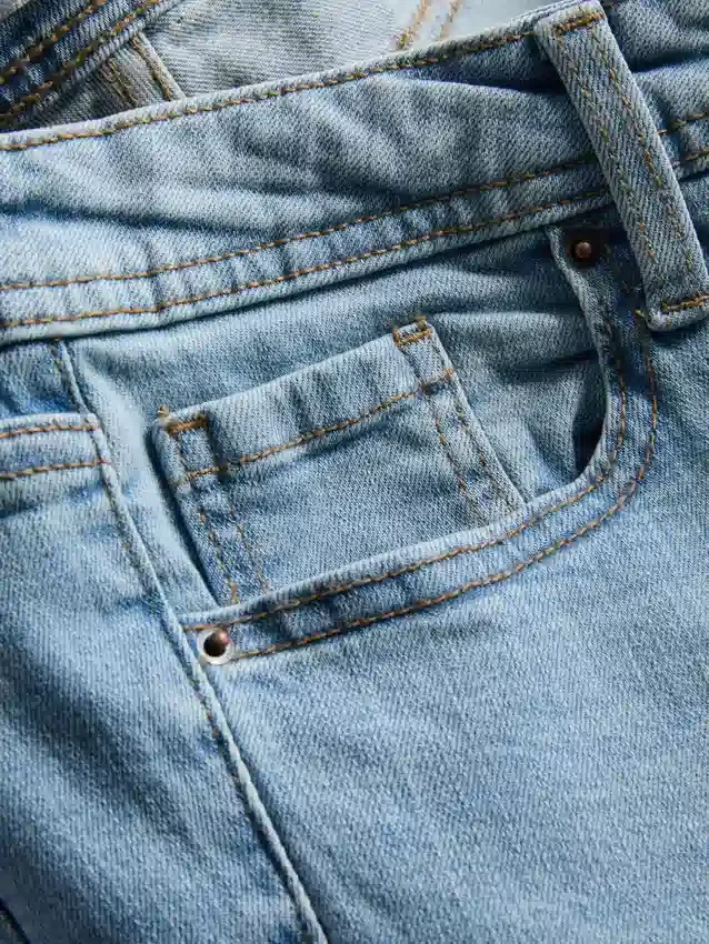Jeans i bomullsdenim med vid ben og middels høy midje