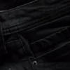 Jeans i bomullsdenim med vid ben og middels høy midje