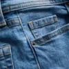 Jeans i bomullsdenim med vid ben og middels høy midje