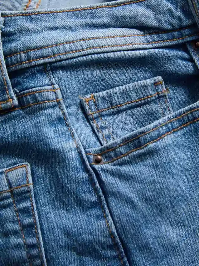 Jeans i bomullsdenim med vid ben og middels høy midje