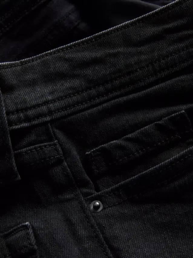 Jeans i bomullsdenim med vid ben og middels høy midje