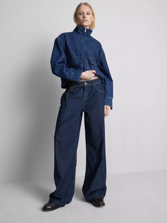 Jeans med middels høy midje, belte og vide ben