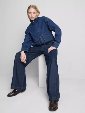 Jeans med middels høy midje, belte og vide ben