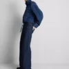 Jeans med middels høy midje, belte og vide ben
