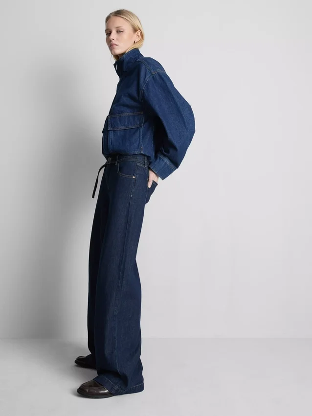 Jeans med middels høy midje, belte og vide ben