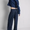 Jeans med middels høy midje, belte og vide ben