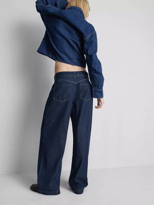 Jeans med middels høy midje, belte og vide ben