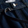 Jeans med middels høy midje, belte og vide ben