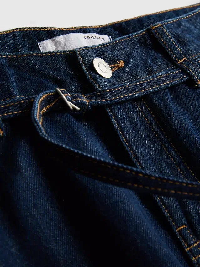 Jeans med middels høy midje, belte og vide ben