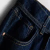 Jeans med middels høy midje, belte og vide ben
