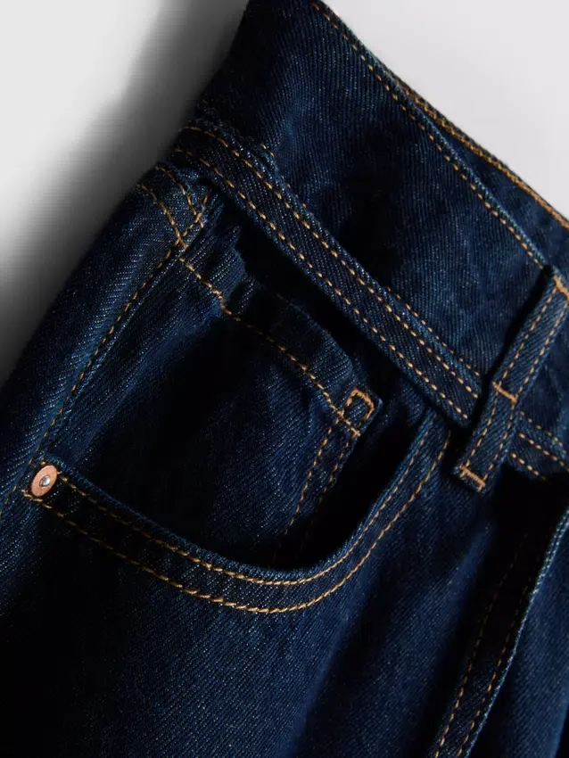 Jeans med middels høy midje, belte og vide ben