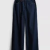 Jeans med middels høy midje, belte og vide ben