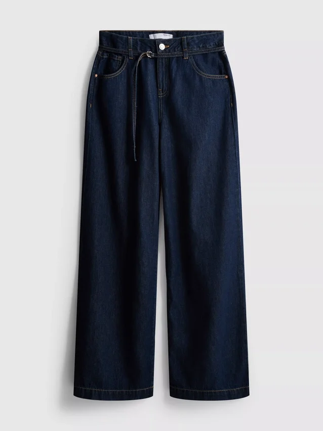 Jeans med middels høy midje, belte og vide ben