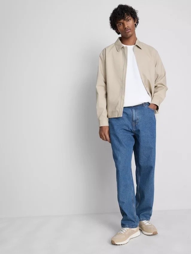Jeans med middels høy midje og avslappet passform