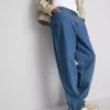 Jeans med middels høy midje og avslappet passform