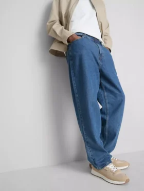 Jeans med middels høy midje og avslappet passform