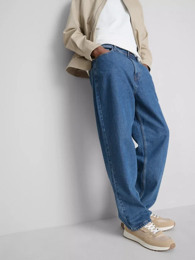 Jeans med middels høy midje og avslappet passform