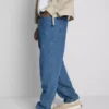 Jeans med middels høy midje og avslappet passform