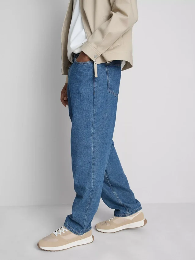 Jeans med middels høy midje og avslappet passform