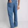 Jeans med middels høy midje og avslappet passform